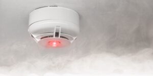 Smoke detector in the event of a fire alarm as a fire protection warning with a light signal in the event of smoke